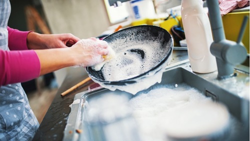 afwassen met ecologisch afwasmiddel